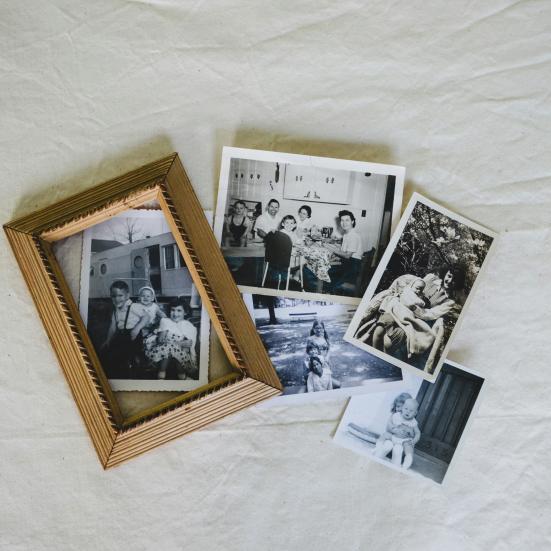 En gammel billedramme med sort/hvide familiefotos