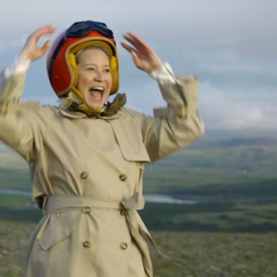 Trine Dyrholm i hovedrollen som Den danske kvinde med styrthjelm og islandsk natur i baggrunden