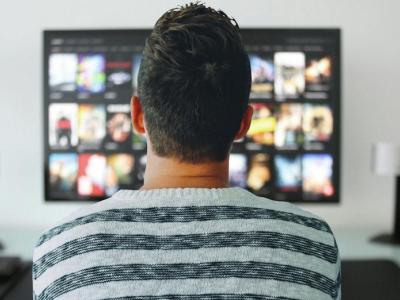 Mand ser tv
