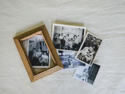 En gammel billedramme med sort/hvide familiefotos