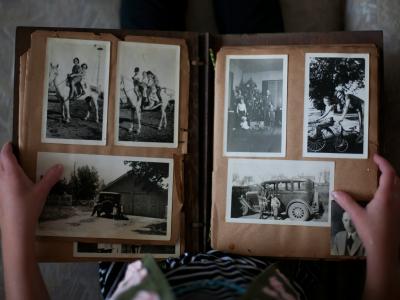 Et gammel fotoalbum med familiebilleder