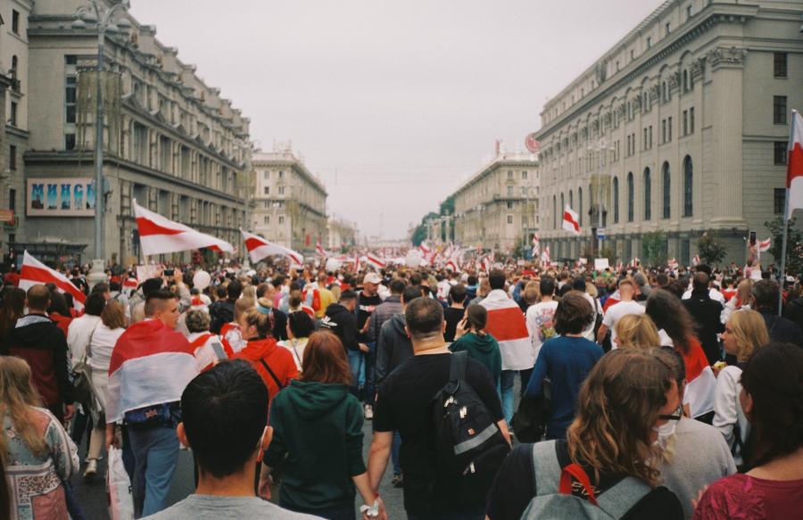 Billede af mange mennesker der er samlet i belarus med flag fra Belarus